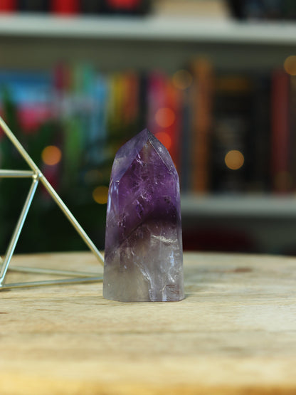 Zeldzame Amethist Phantom met zichtbare lagen — krachtige gids voor innerlijke groei & transformatie.