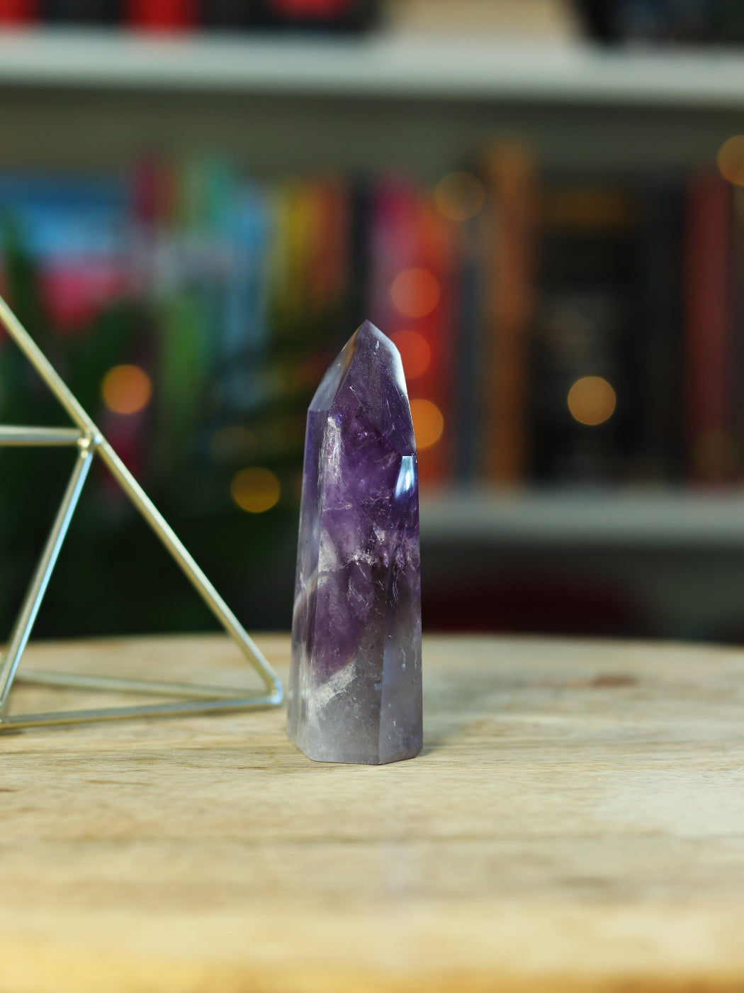 Zeldzame Amethist Phantom met zichtbare lagen — krachtige gids voor innerlijke groei & transformatie.