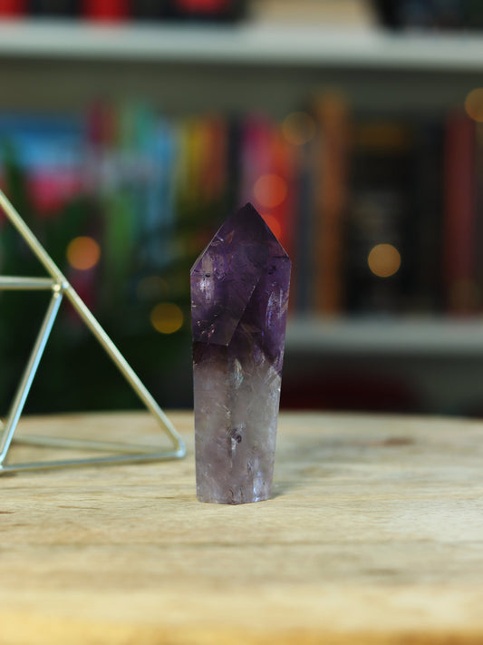 Zeldzame Amethist Phantom met zichtbare lagen — krachtige gids voor innerlijke groei & transformatie.