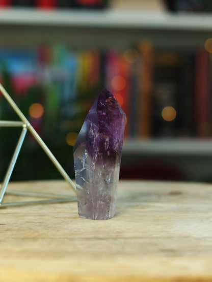 Zeldzame Amethist Phantom met zichtbare lagen — krachtige gids voor innerlijke groei & transformatie.