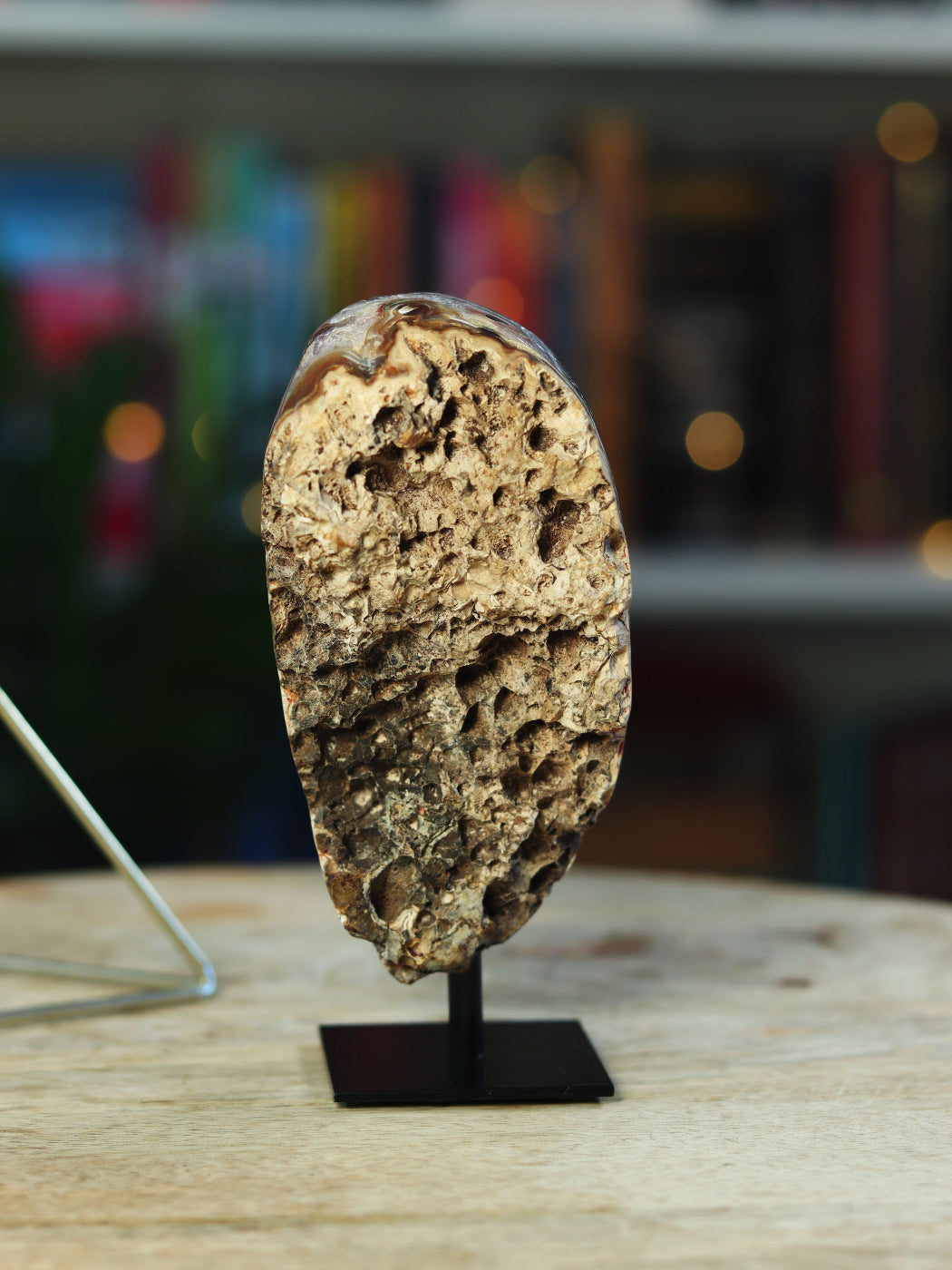 Amethist cluster op metalen standaard, voor balans, bescherming & energetische schoonheid in je space