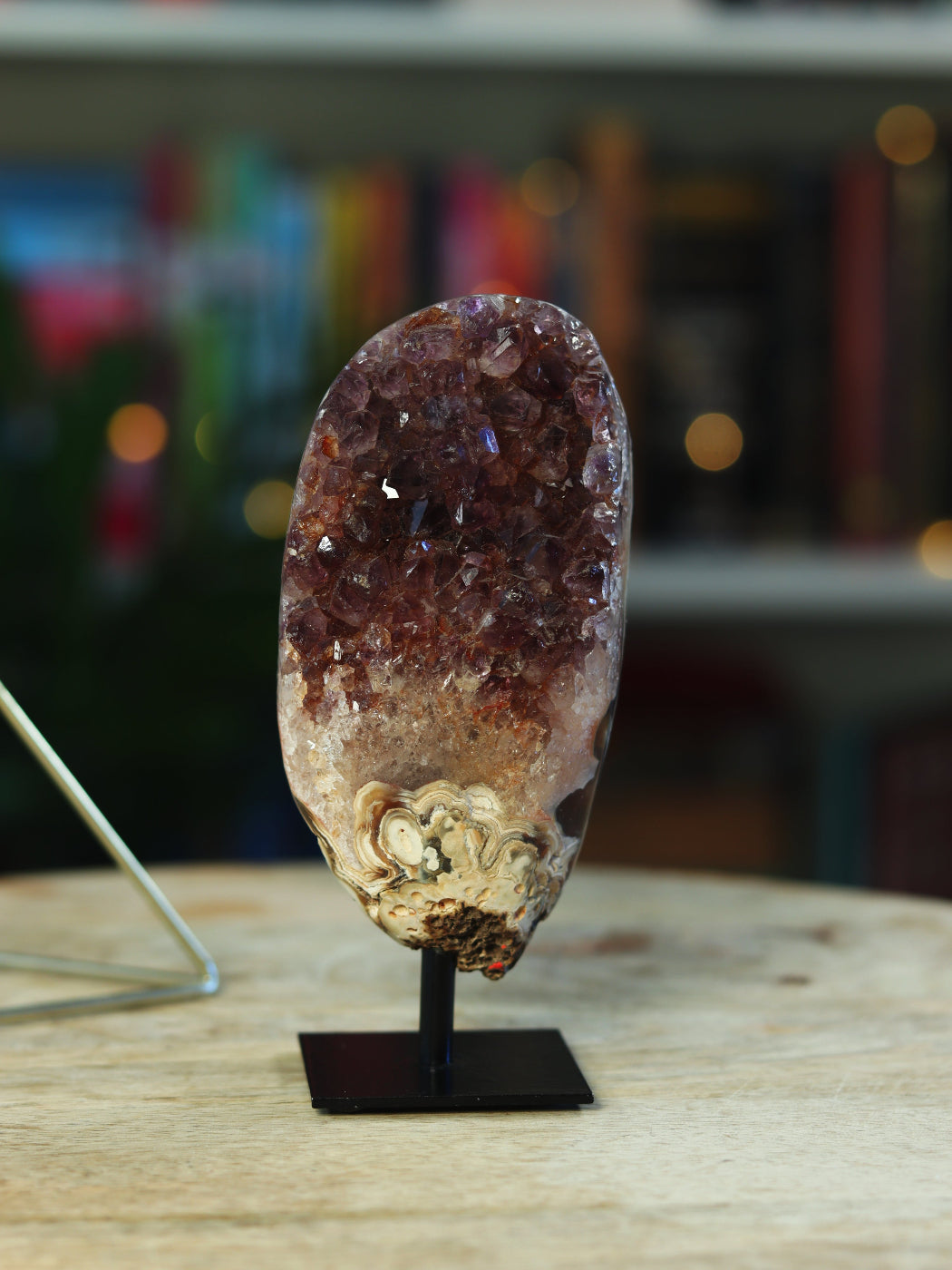 Amethist cluster op metalen standaard, voor balans, bescherming & energetische schoonheid in je space