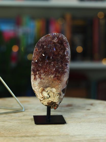 Amethist cluster op metalen standaard, voor balans, bescherming & energetische schoonheid in je space