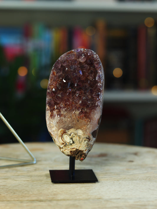 Amethist cluster op metalen standaard, voor balans, bescherming & energetische schoonheid in je space