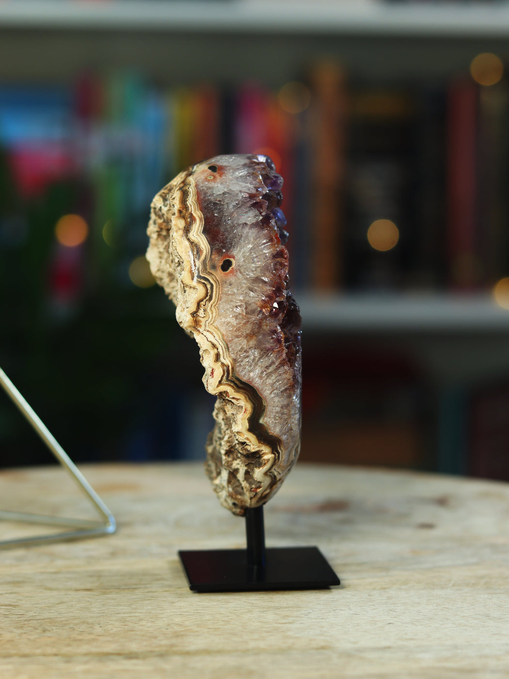 Amethist cluster op metalen standaard, voor balans, bescherming & energetische schoonheid in je space