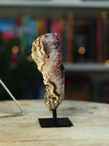 Amethist cluster op metalen standaard, voor balans, bescherming & energetische schoonheid in je space