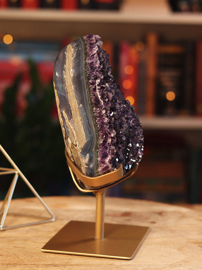 Amethist cluster op metalen standaard, voor balans, bescherming & energetische schoonheid in je space.