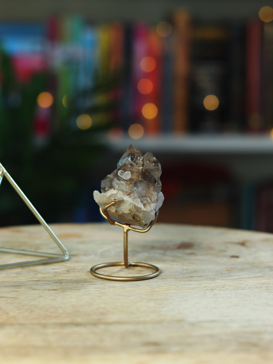 Elestial Smokey kwarts op standaard
Unieke Elestial Smokey Kwarts op standaard — diepe transformatie & bescherming in één.