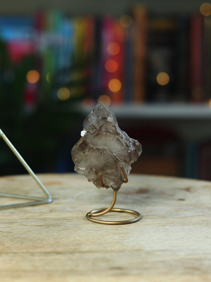 Unieke Elestial Smokey Kwarts op standaard — diepe transformatie & bescherming in één.