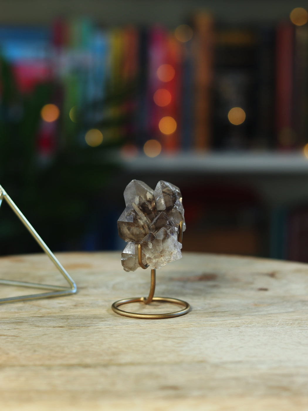 Unieke Elestial Smokey Kwarts op standaard — diepe transformatie & bescherming in één.