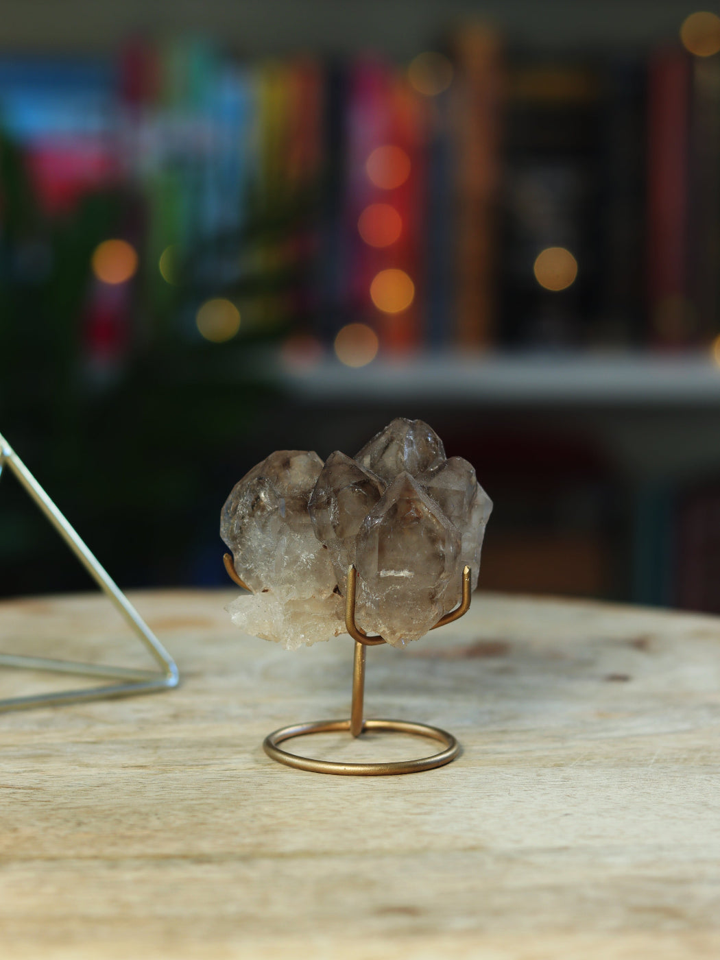 Unieke Elestial Smokey Kwarts op standaard — diepe transformatie & bescherming in één.
