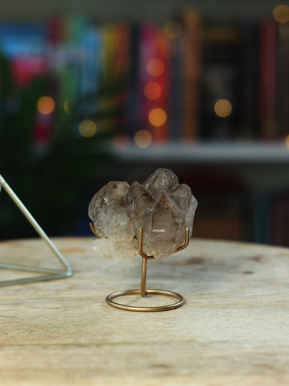 Unieke Elestial Smokey Kwarts op standaard — diepe transformatie & bescherming in één.