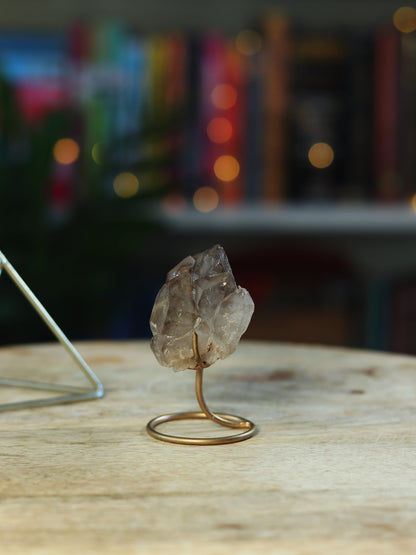 Unieke Elestial Smokey Kwarts op standaard — diepe transformatie & bescherming in één.