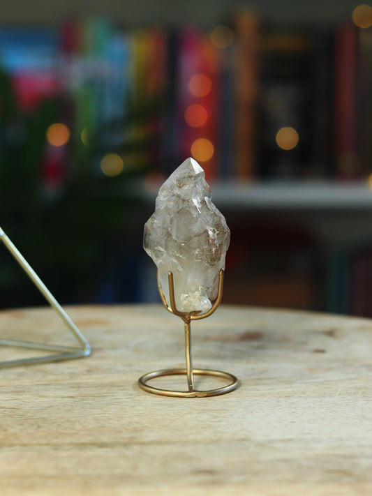 Unieke Elestial Smokey Kwarts op standaard — diepe transformatie & bescherming in één.