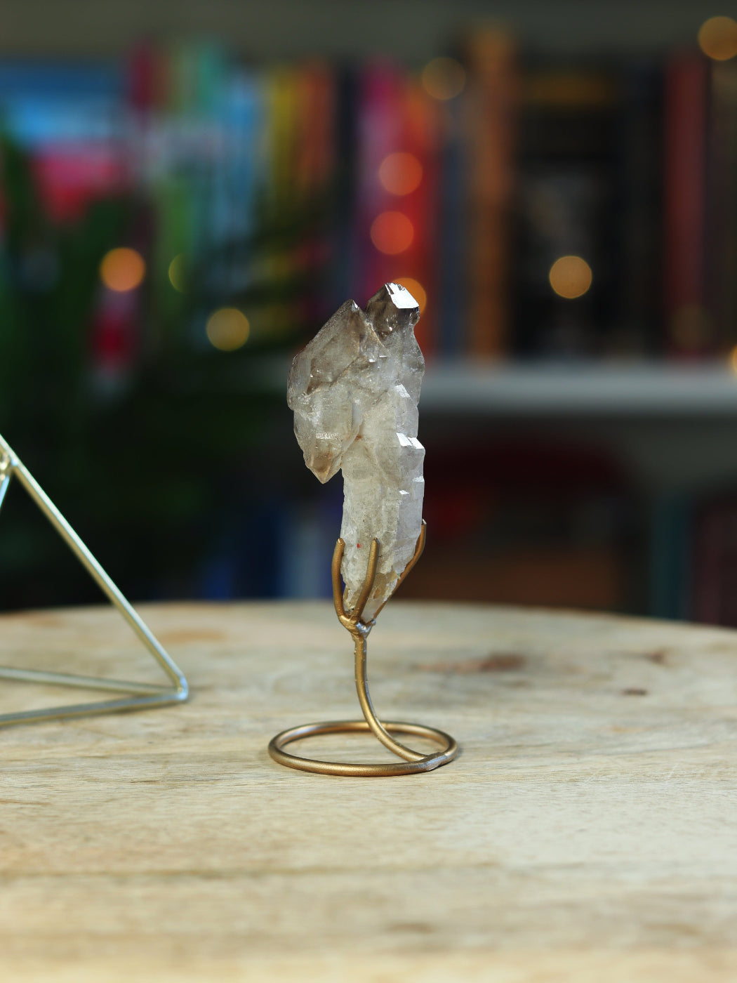 Unieke Elestial Smokey Kwarts op standaard — diepe transformatie & bescherming in één.