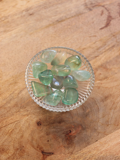 Fluoriet trommelsteen met kleurrijke lagen — brengt helderheid, focus & beschermt je energieveld.