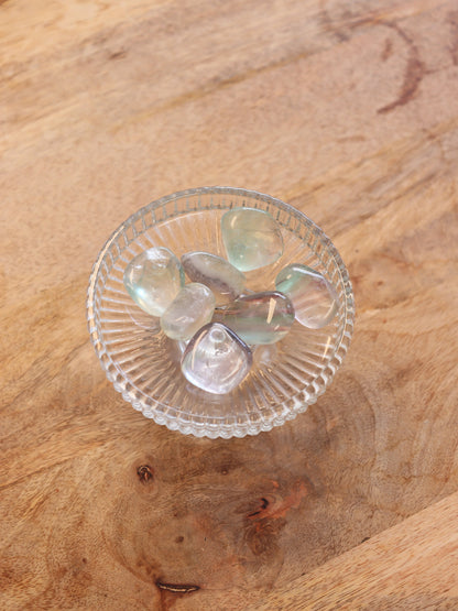 Fluoriet trommelsteen met kleurrijke lagen — brengt helderheid, focus & beschermt je energieveld.