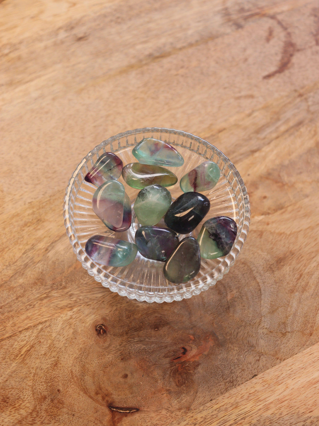 Fluoriet trommelsteen met kleurrijke lagen — brengt helderheid, focus & beschermt je energieveld.