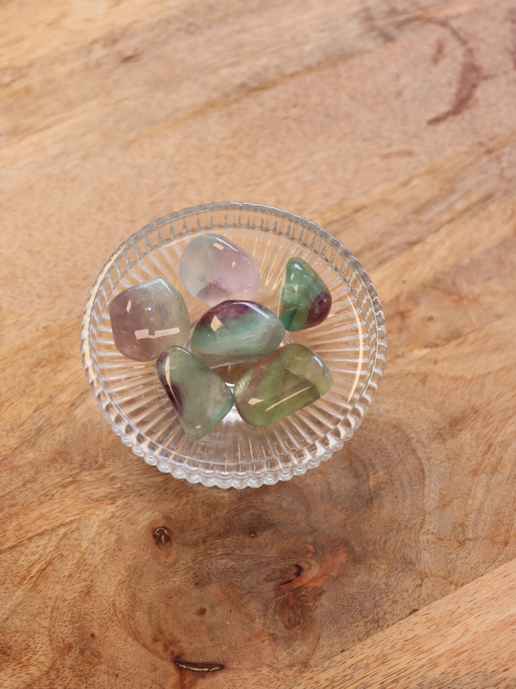 Fluoriet trommelsteen met kleurrijke lagen — brengt helderheid, focus & beschermt je energieveld.
