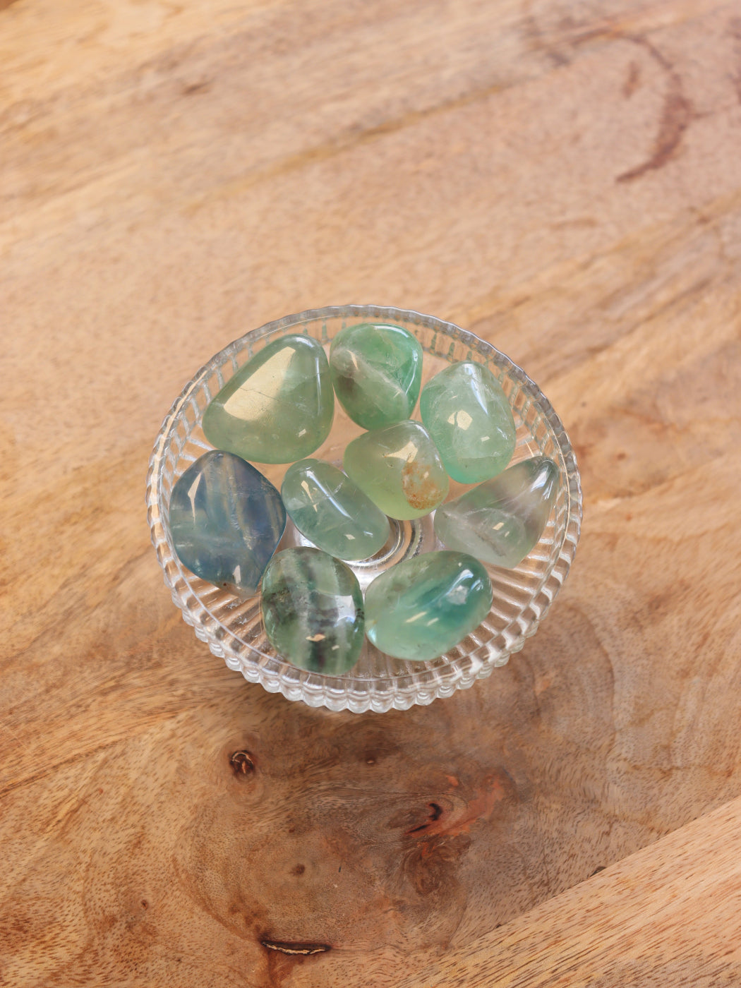 Fluoriet trommelsteen met kleurrijke lagen — brengt helderheid, focus & beschermt je energieveld.