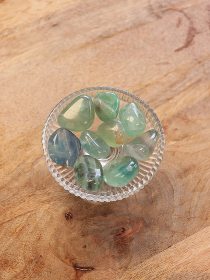 Fluoriet trommelsteen met kleurrijke lagen — brengt helderheid, focus & beschermt je energieveld.