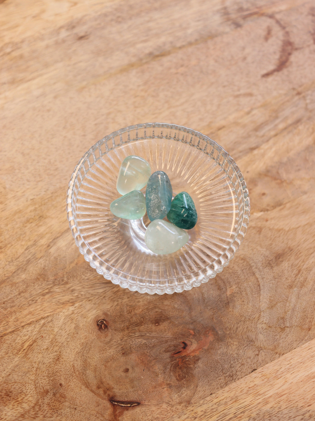 Fluoriet trommelsteen met kleurrijke lagen — brengt helderheid, focus & beschermt je energieveld.