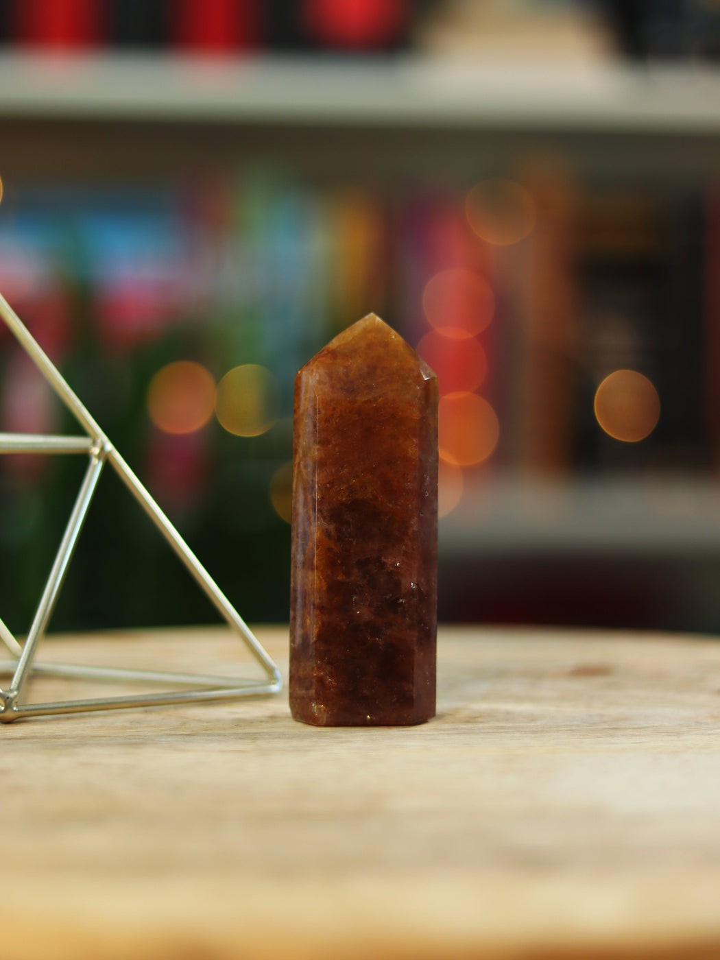 Golden Healer kristal met zachte gouden tint — straalt hoge vibratie & helende energie uit.