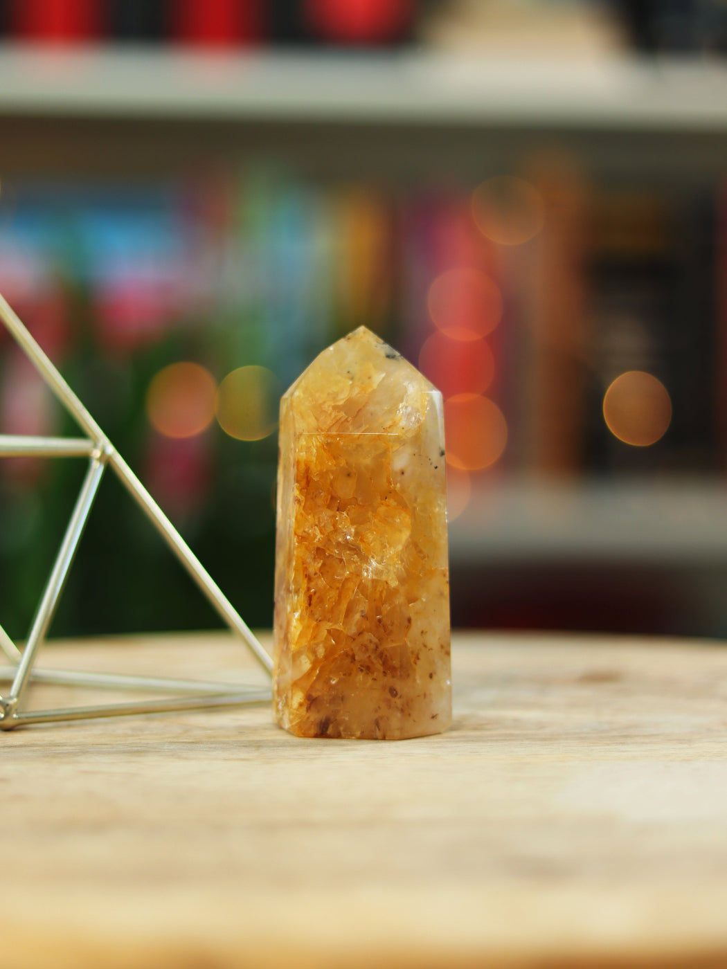 Golden Healer kristal met zachte gouden tint — straalt hoge vibratie & helende energie uit.