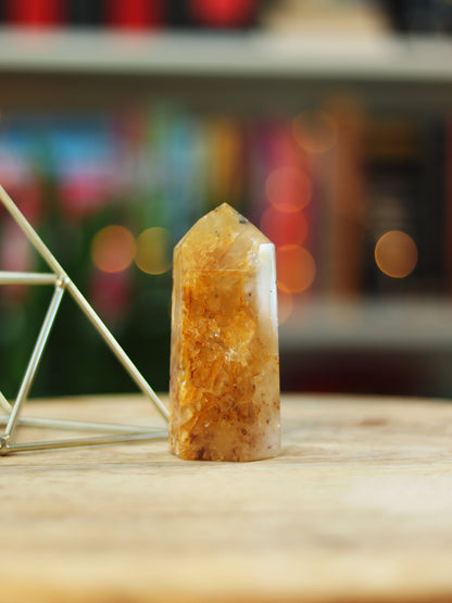 Golden Healer kristal met zachte gouden tint — straalt hoge vibratie & helende energie uit.