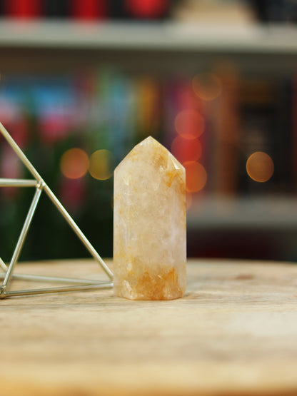 Golden Healer kristal met zachte gouden tint — straalt hoge vibratie & helende energie uit.
