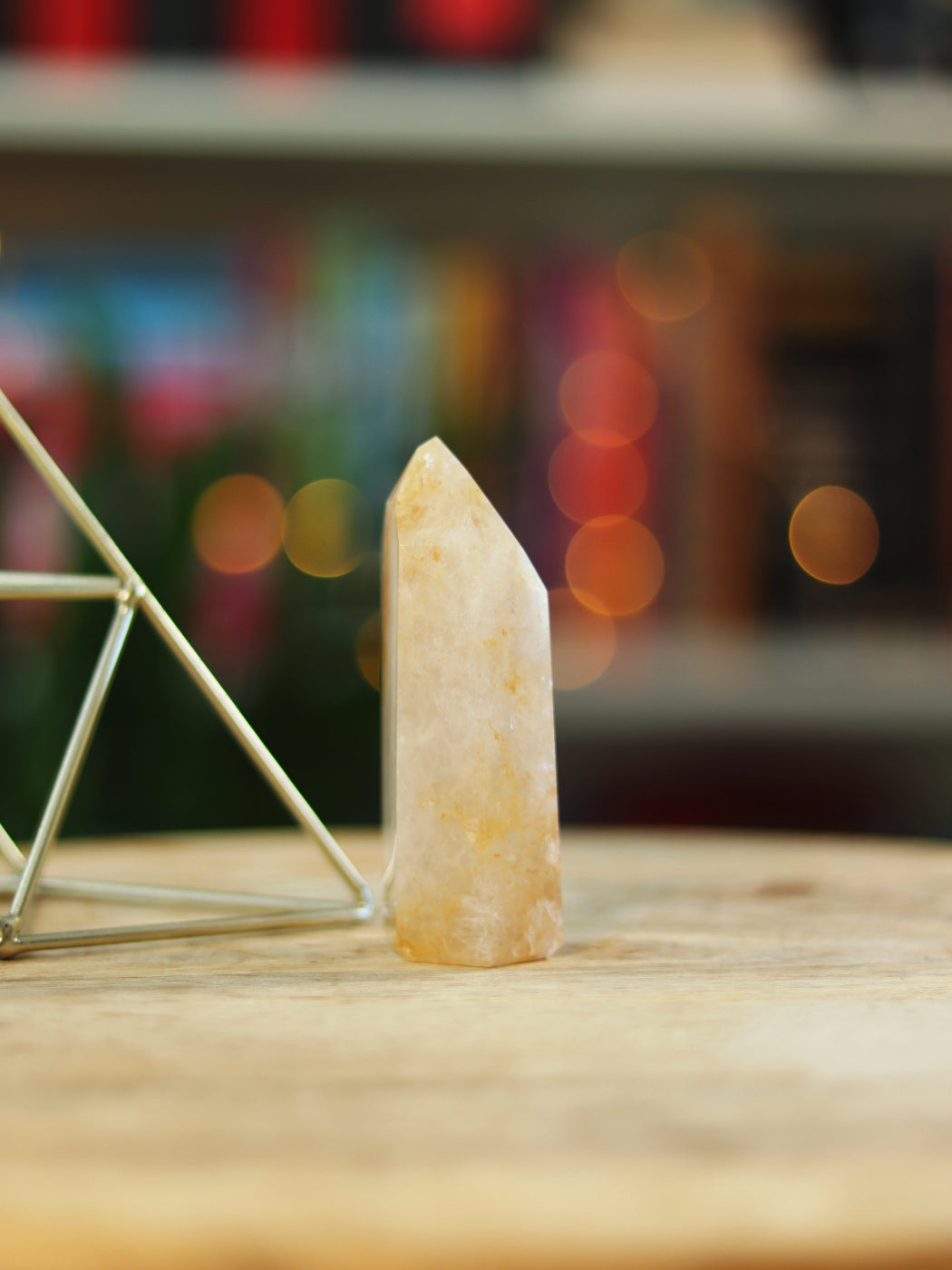 Golden Healer kristal met zachte gouden tint — straalt hoge vibratie & helende energie uit.