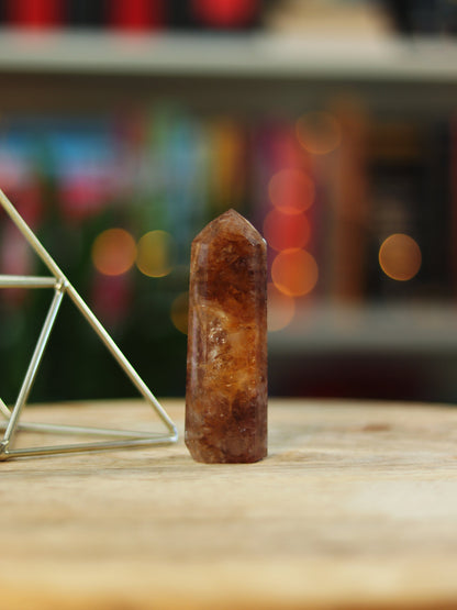 Golden Healer kristal met zachte gouden tint — straalt hoge vibratie & helende energie uit.