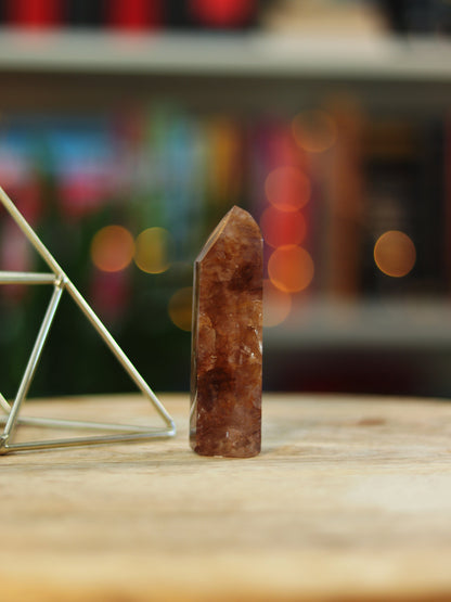 Golden Healer kristal met zachte gouden tint — straalt hoge vibratie & helende energie uit.