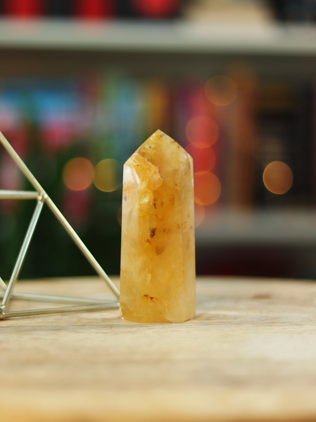 Golden Healer kristal met zachte gouden tint — straalt hoge vibratie & helende energie uit.