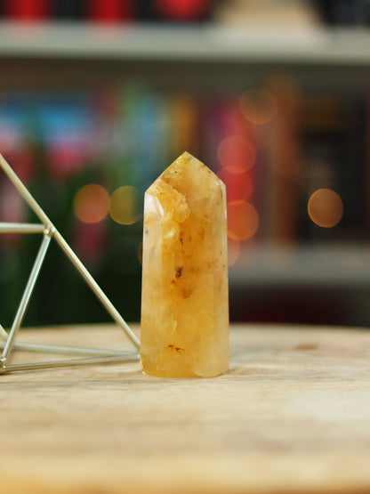 Golden Healer kristal met zachte gouden tint — straalt hoge vibratie & helende energie uit.