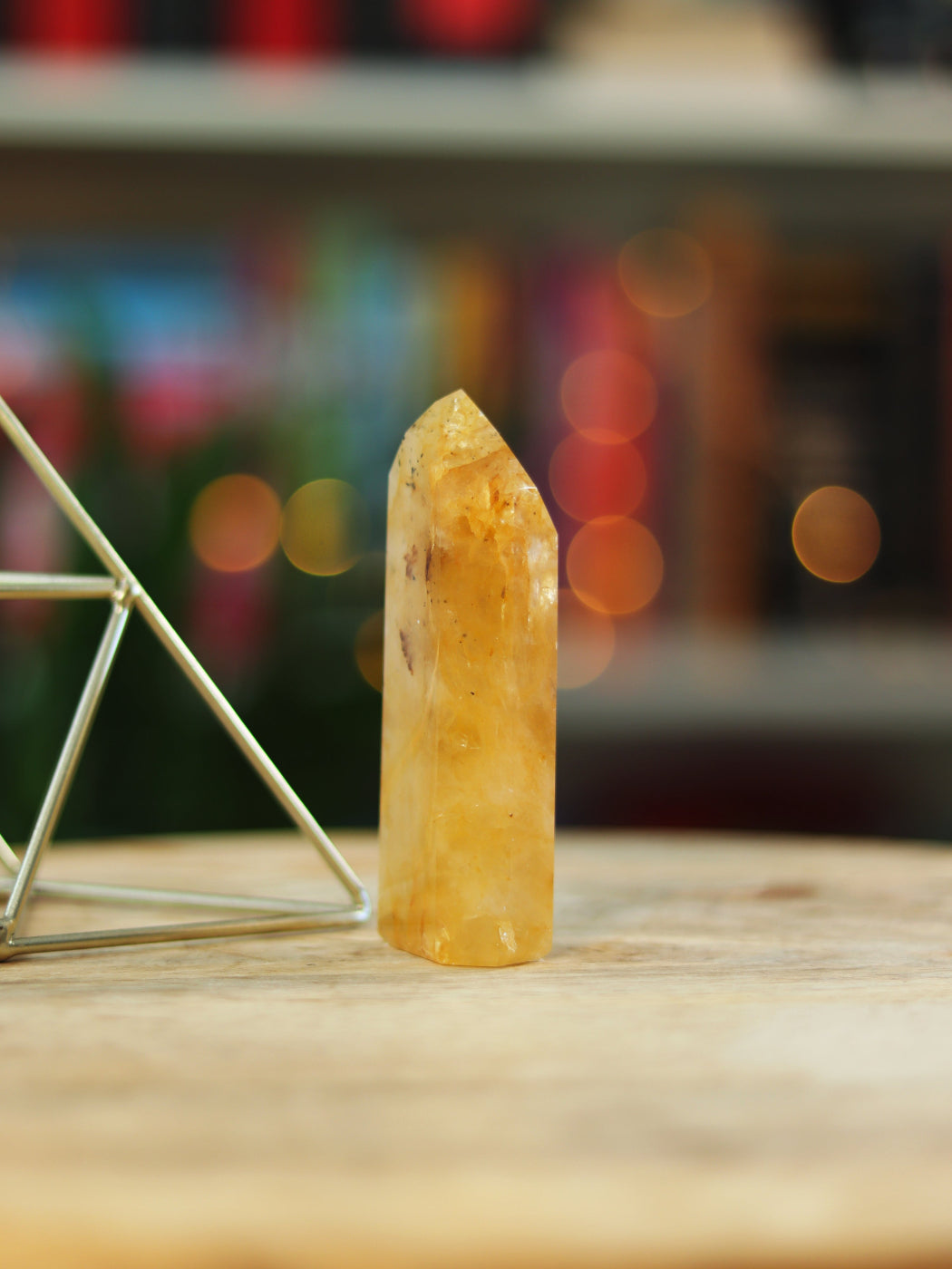 Golden Healer kristal met zachte gouden tint — straalt hoge vibratie & helende energie uit.