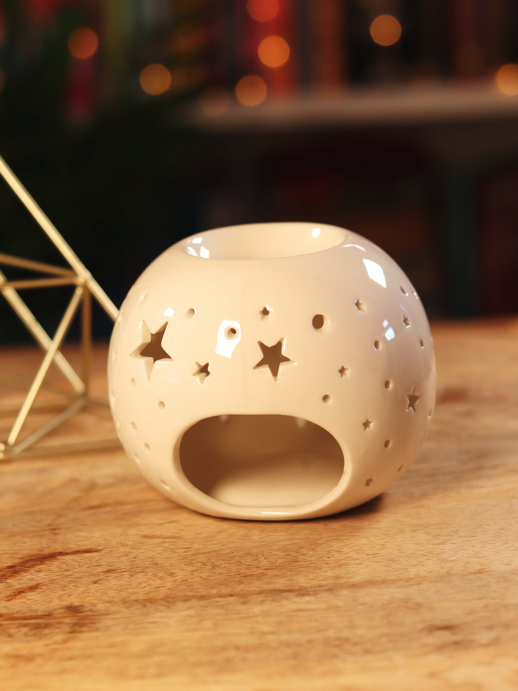 Keramieken oliebrander met sterrenpatroon — voor essentiële oliën, magickal blends & ambiance.
