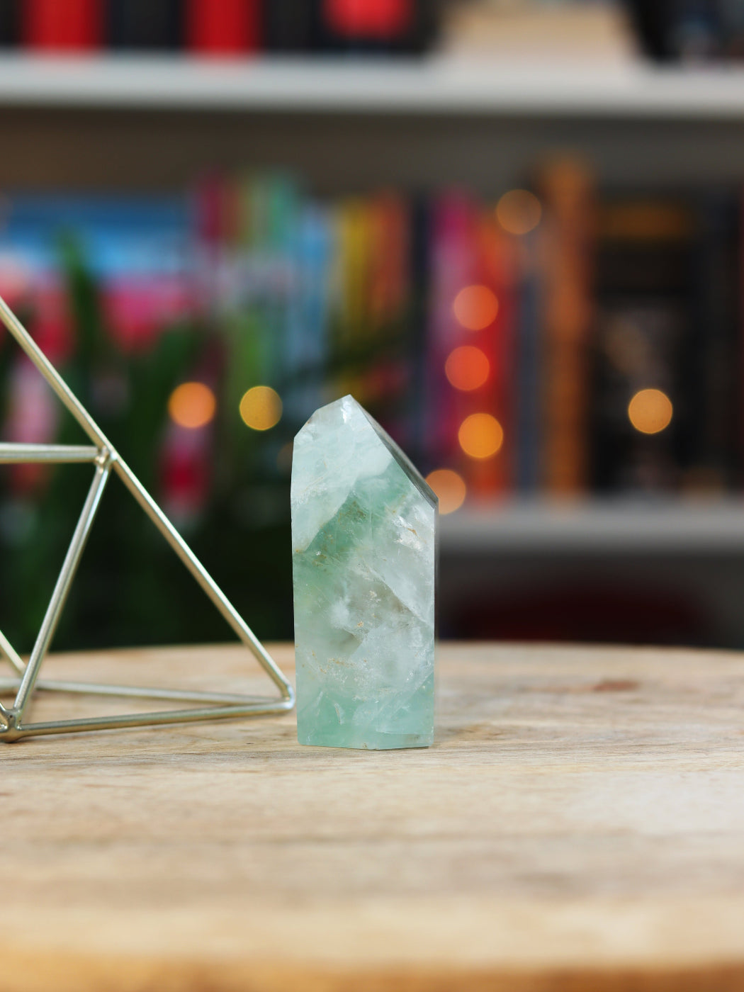 Lavendel Fluoriet met zachte paarse gloed — helpt bij focus, helderheid & innerlijke rust.