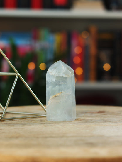 Lavendel Fluoriet met zachte paarse gloed — helpt bij focus, helderheid & innerlijke rust.