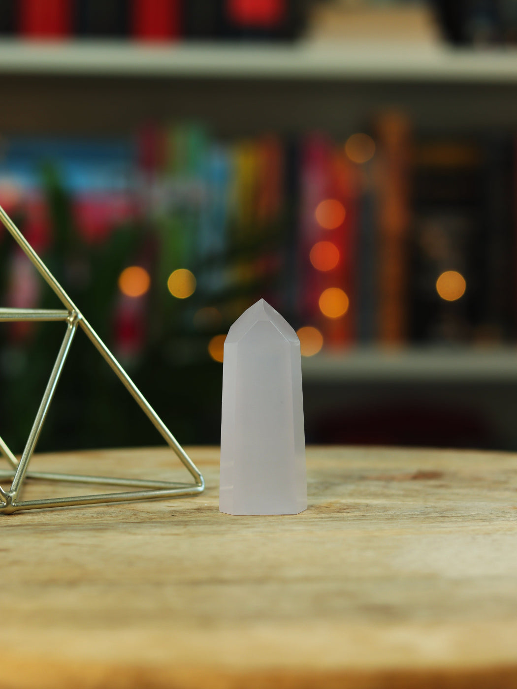 Lavendel Fluoriet met zachte paarse gloed — helpt bij focus, helderheid & innerlijke rust.