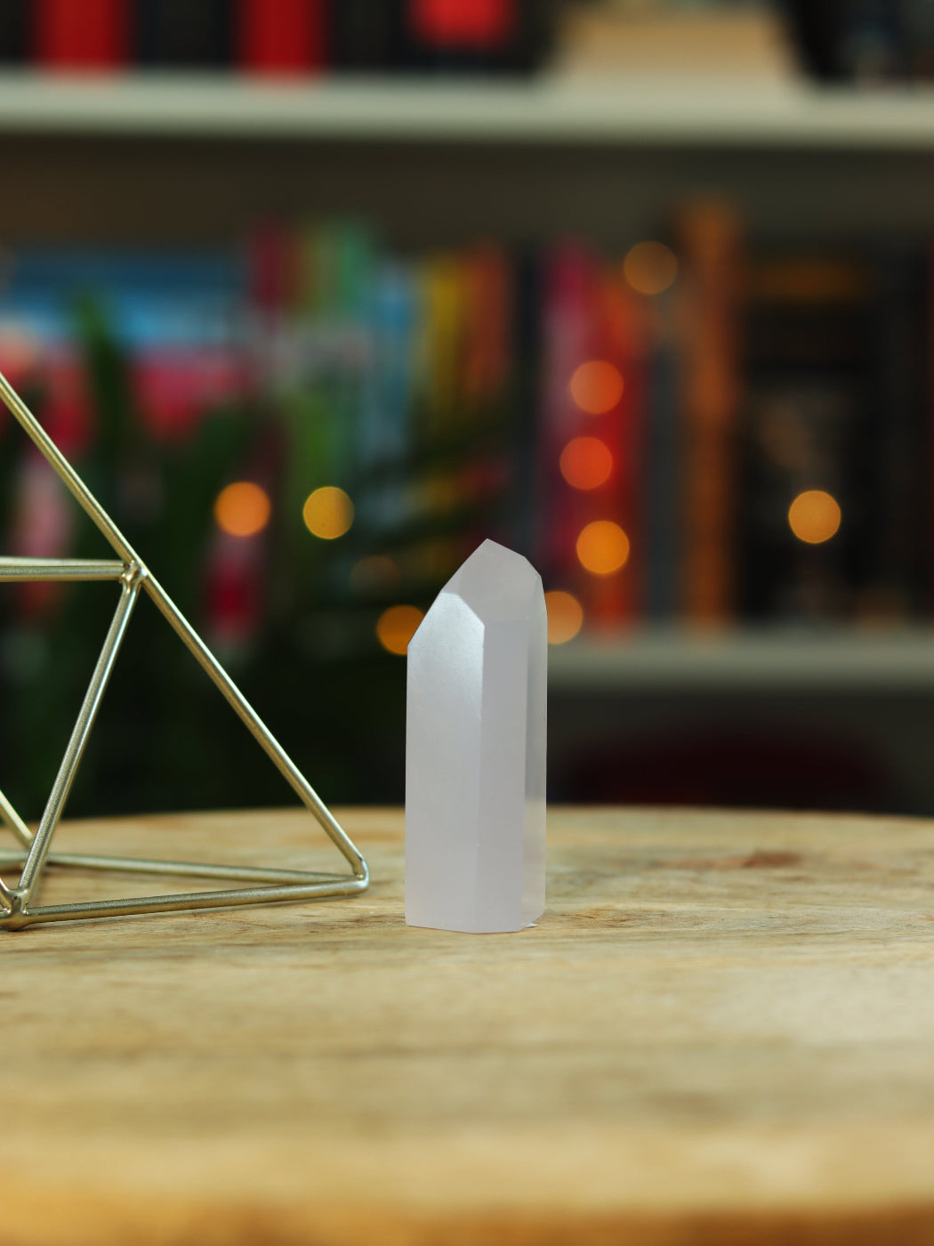 Lavendel Fluoriet met zachte paarse gloed — helpt bij focus, helderheid & innerlijke rust.