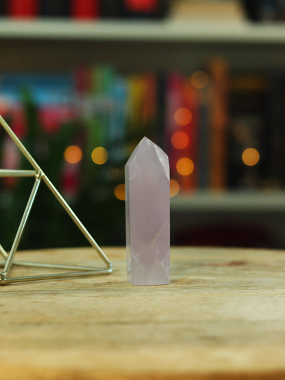 Lavendel Fluoriet met zachte paarse gloed — helpt bij focus, helderheid & innerlijke rust.