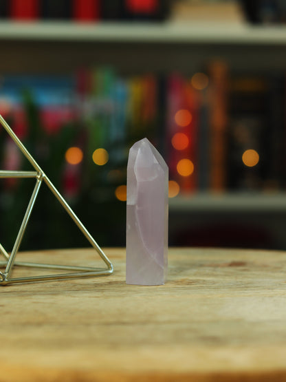 Lavendel Fluoriet met zachte paarse gloed — helpt bij focus, helderheid & innerlijke rust.