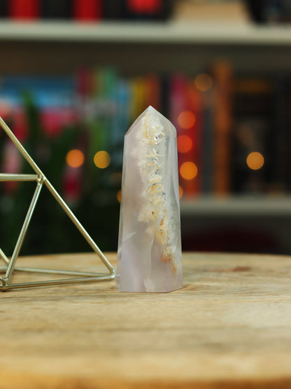 Lavendel Fluoriet met zachte paarse gloed — helpt bij focus, helderheid & innerlijke rust.