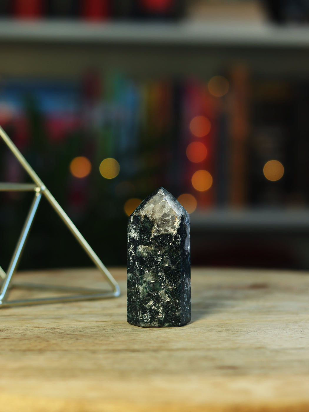 Groene Mosagaat steen met aardende energie — brengt rust, verbinding & natuurlijke flow.