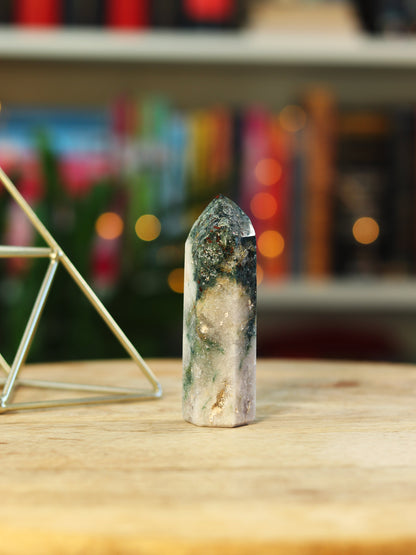 Groene Mosagaat steen met aardende energie — brengt rust, verbinding & natuurlijke flow.