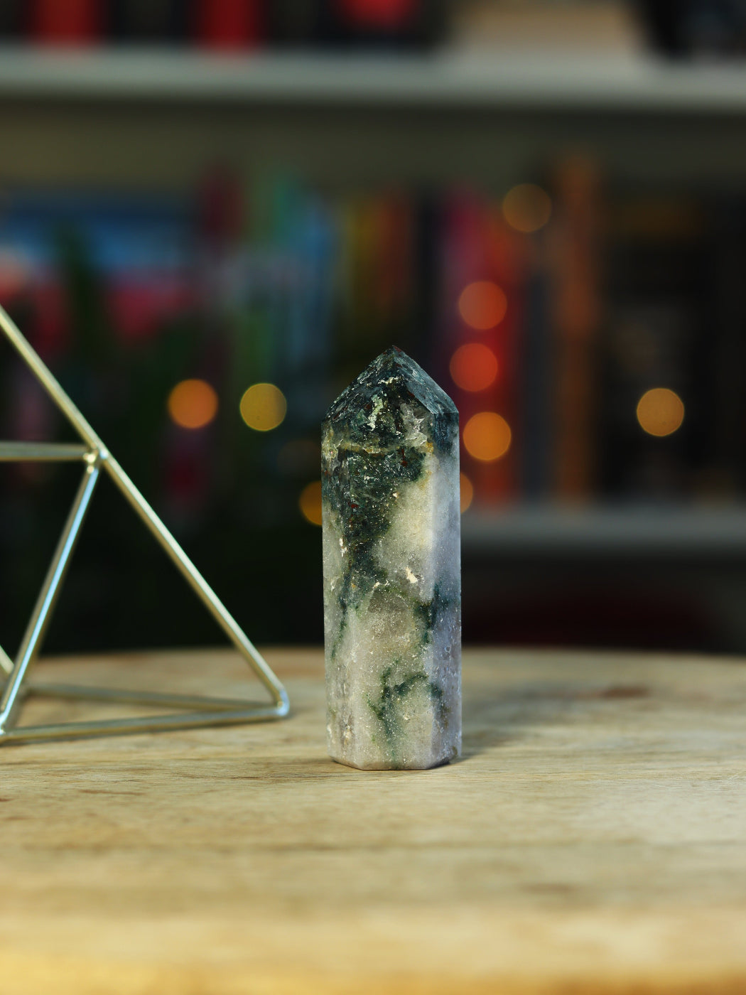 Groene Mosagaat steen met aardende energie — brengt rust, verbinding & natuurlijke flow.