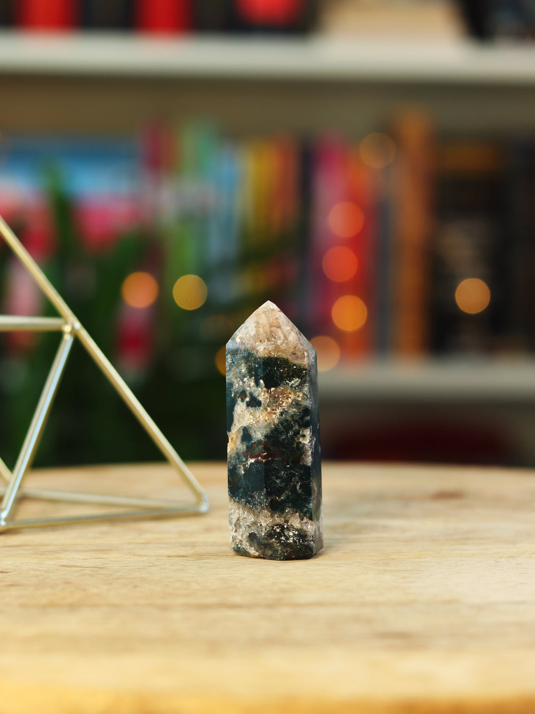 Groene Mosagaat steen met aardende energie — brengt rust, verbinding & natuurlijke flow.