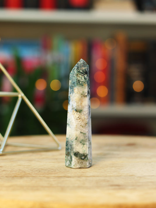 Groene Mosagaat steen met aardende energie — brengt rust, verbinding & natuurlijke flow.