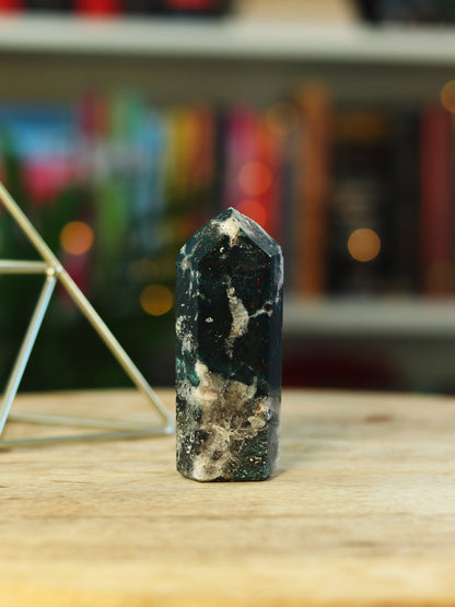 Groene Mosagaat steen met aardende energie — brengt rust, verbinding & natuurlijke flow.